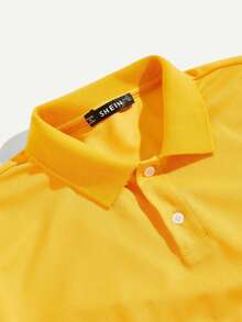 Manfinity Blusa polo de hombres con botón medio con botón con bordado de letra y círculo - Mostaza Amarilla - Ver 3