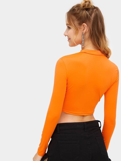 Camiseta corta lisa de cuello alto de color naranja neón