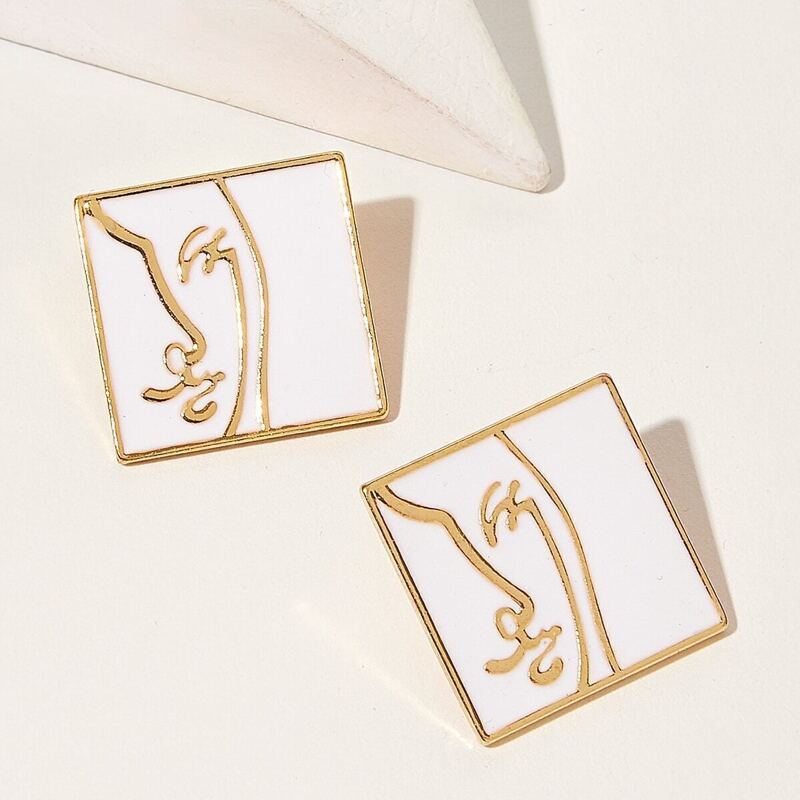 

Engraved Square Stud Earrings 1pair, White