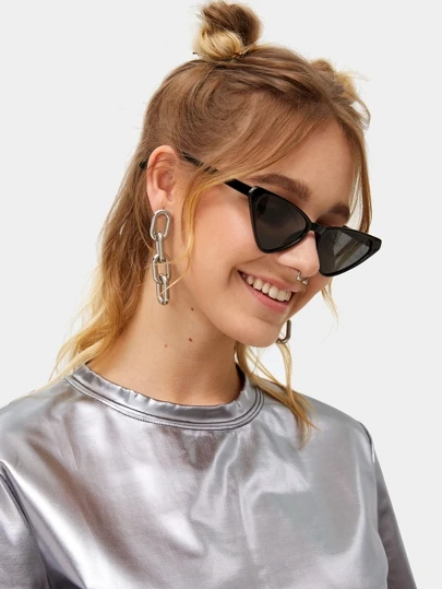 Sonnenbrille mit reinem Rahmen und Cat Eye | aktuelle Trends coole frisuren schwarze jacke graue bluse große sonnenbrille