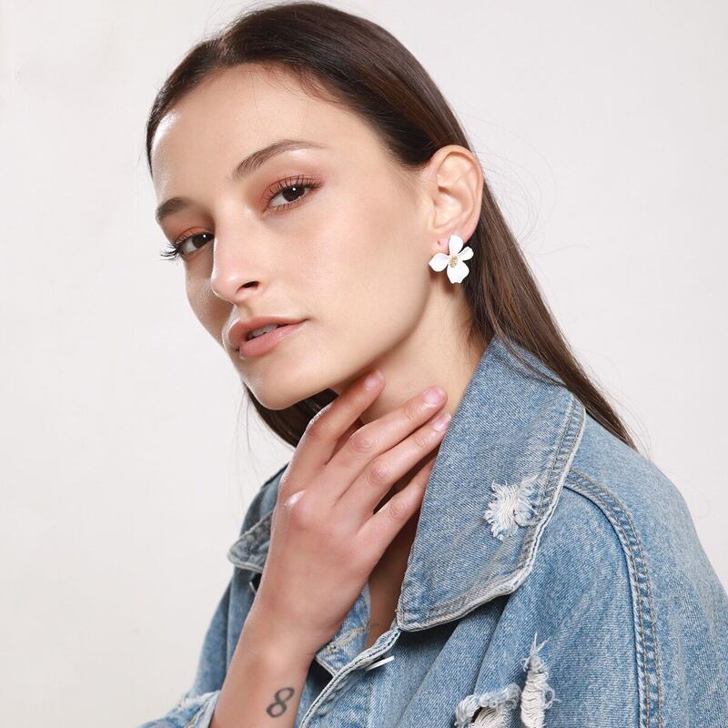 

Flower Shaped Stud Earrings 1pair, White