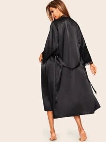 Robe de satén con cinturón con encaje de pestaña - Negro - Ver 2