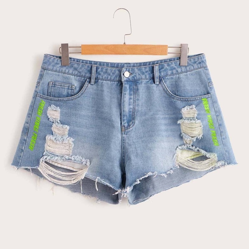 

Plus Letter Print Raw Hem Denim Shorts, Blue