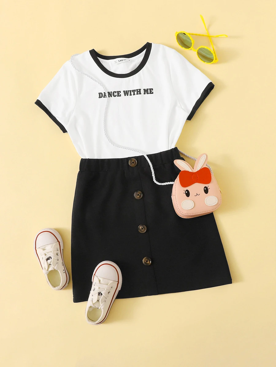 SHEIN Conjunto para niñas de camiseta ringer con estampado de letras y falda con botón - Blanco y Negro - Ver 1