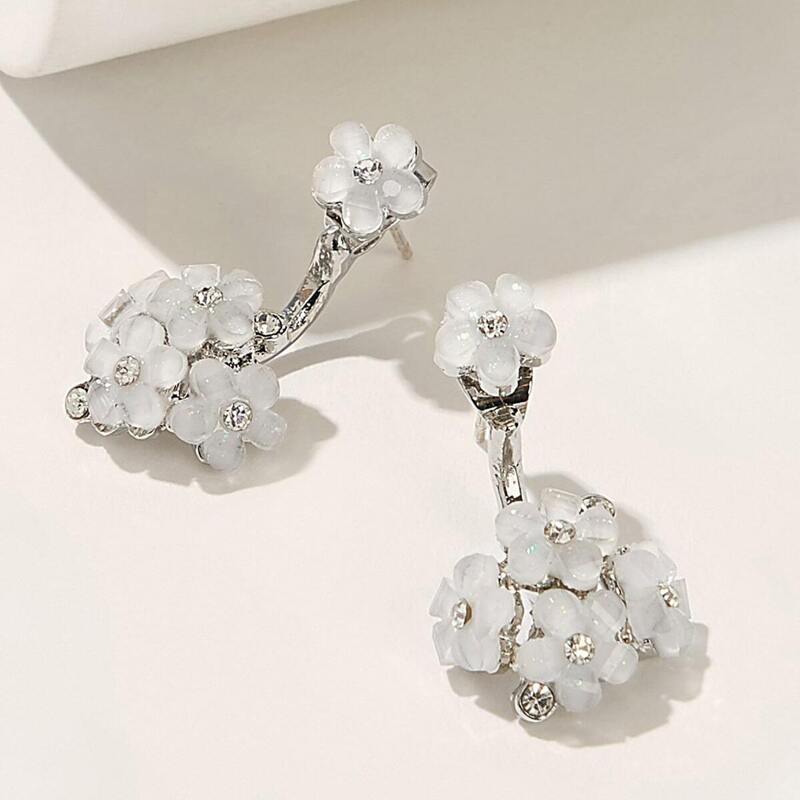 

Floral Detail Rhinestone Engraved Stud Earring 1pair, White