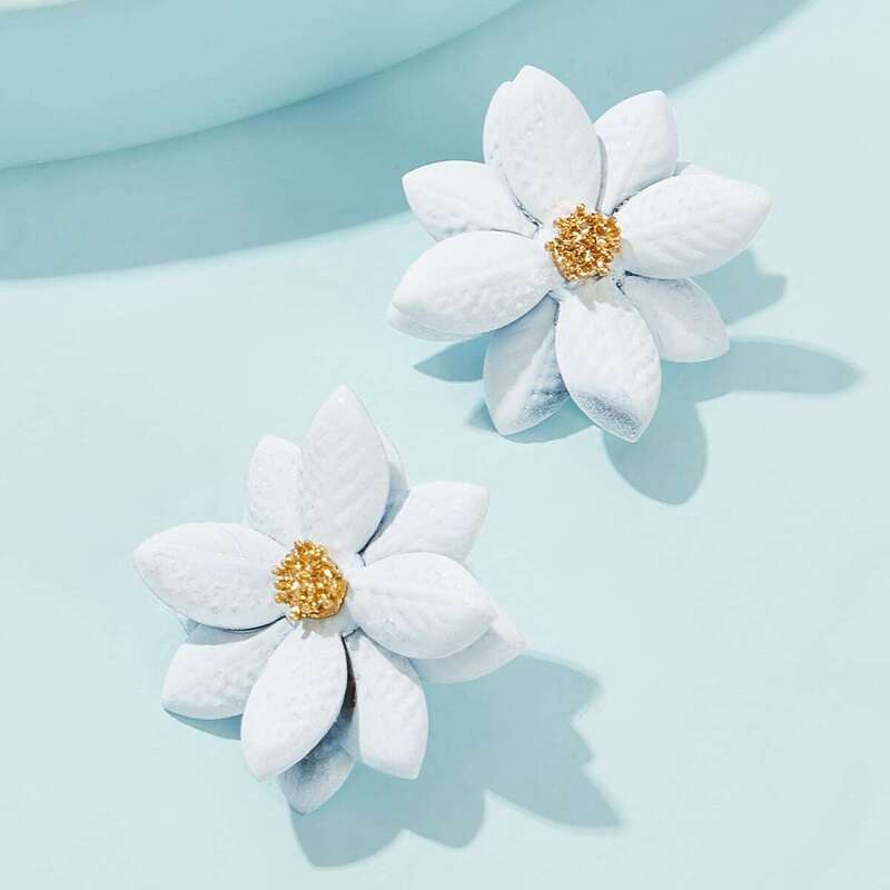 

Flower Design Stud Earring 1pair, White