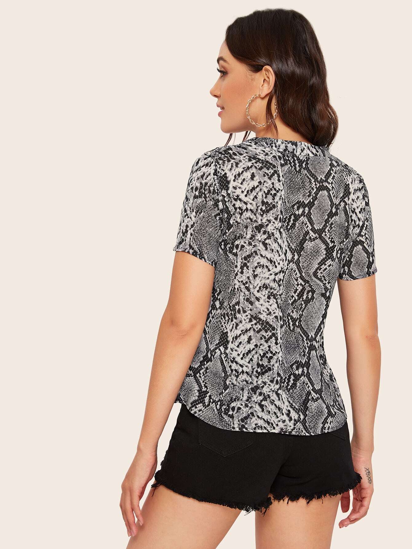 SHEIN Camisa con estampado de piel de serpiente de cuello cortado V | Moda  de Mujer | SHEIN México