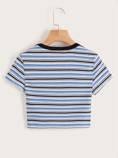 Camiseta corta tejida de canalé de rayas de cuello en contraste