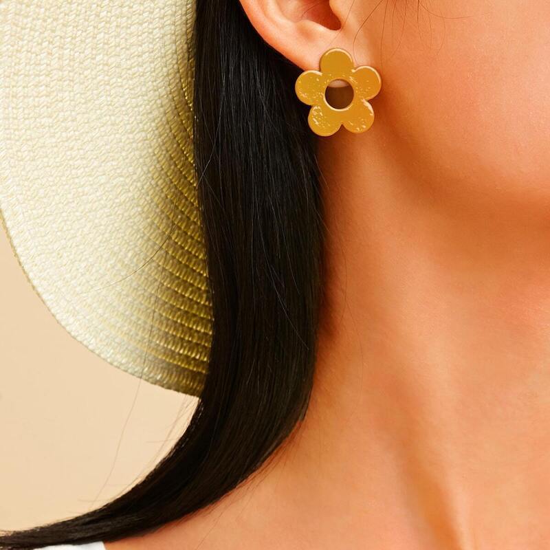 

Flower Shaped Stud Earrings 1pair, Yellow