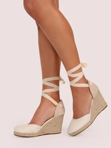 踝部包裹式封闭式趾帆布鞋坡跟鞋，适合秋冬季节的圣诞假期氛围