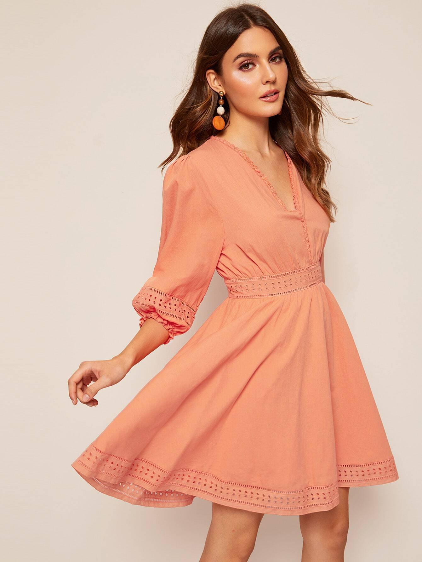 robe à manches bouffantes avec broderie anglaise