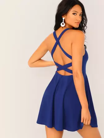 Vestido amplio de espalda abierta con tiras cruzadas