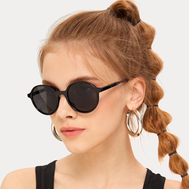 

Solid Frame Round Sunglasses, Black
