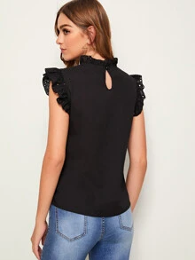 SHEIN Frenchy Top con bordado con ojal de espalda con abertura de ojo de cuello fruncido - Negro - Ver 2