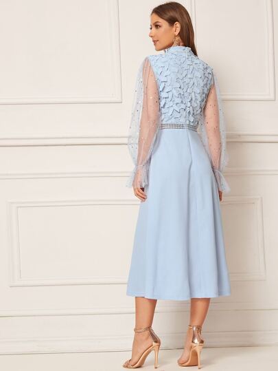 Robe unicolore avec manches transparentes et dentelle