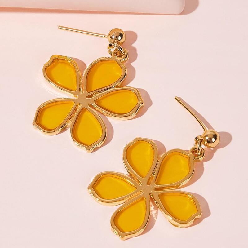 

Flower Shaped Earrings 1pair, Yellow