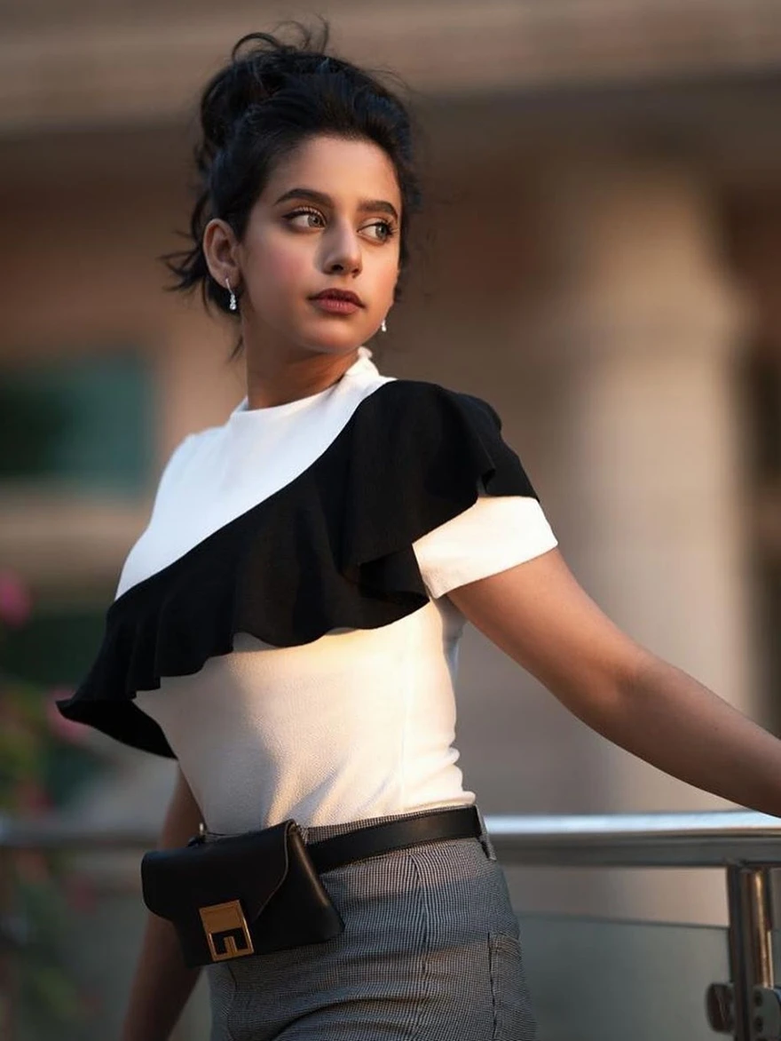 SHEIN تي شيرت بلونين مقلم منتفض - أبيض - مشاهدة 1