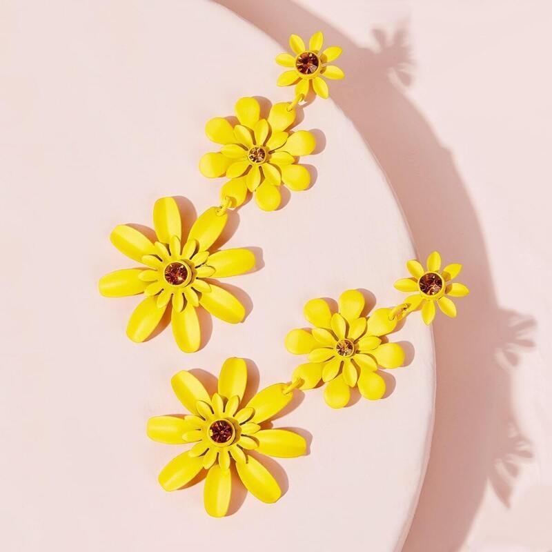 

Flower Design Earrings 1pair, Yellow