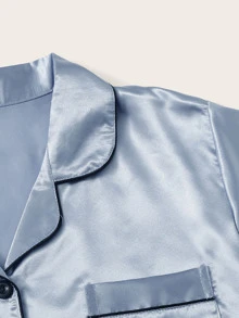 Conjunto de pijama de satén unido en contraste