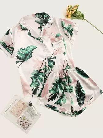 Conjunto de pijama de satén con estampado tropical