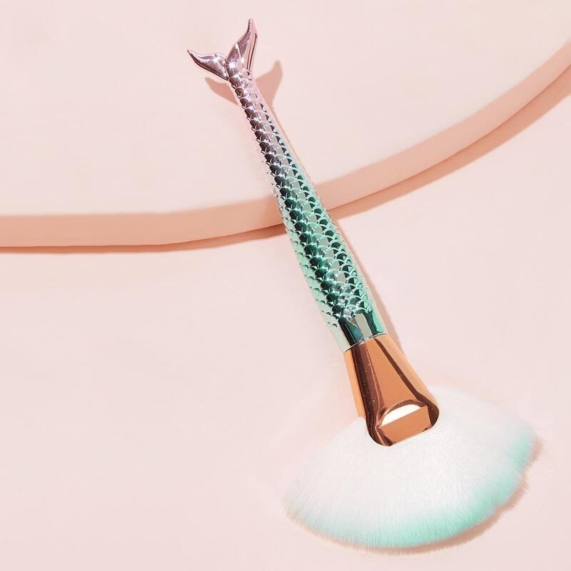 

Fan Shaped Fishtail Handle Brush 1pc, Multicolor