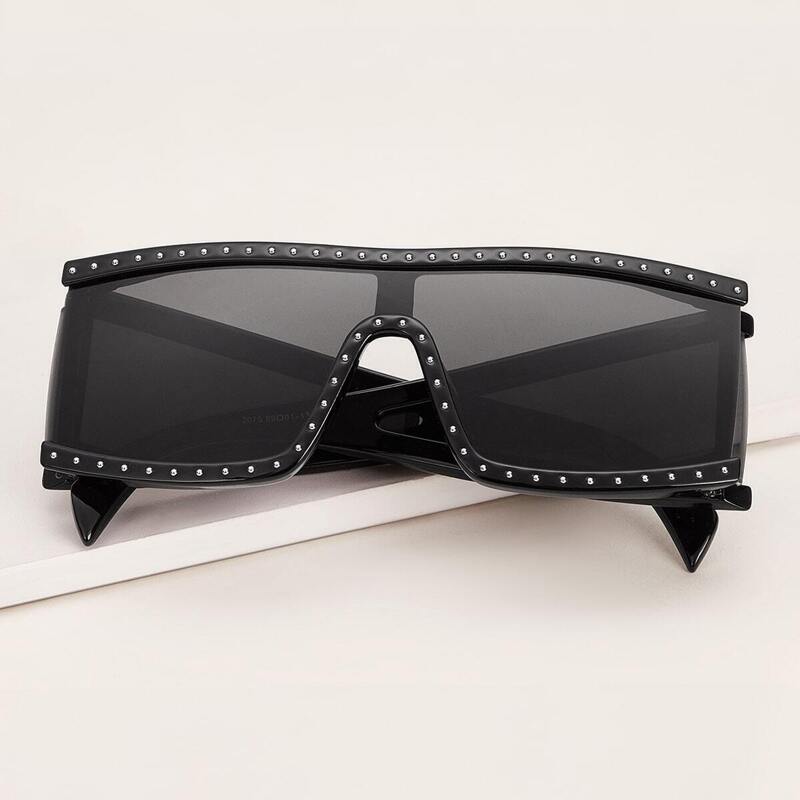

Rivet Decor Flat Top Sunglasses With Case, Black