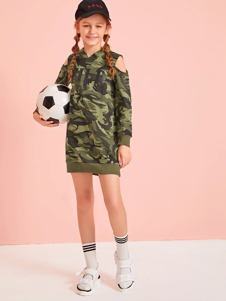 Flickor brev och camo tryck kall axel tröja klänning | SHEIN SE Flickor brev och camo tryck kall axel tröja klänning | SHEIN SE