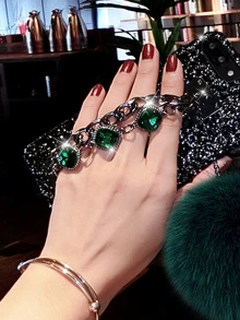 带手机挂饰毛球吊坠亮片手机壳，兼容 15/15Plus/15Pro/15Pro Max，国际版，非国内版 - 黑色 - 查看 4