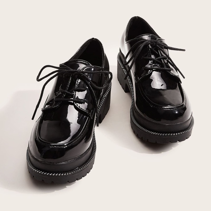

Lace-up Front Round Toe Flat, Black