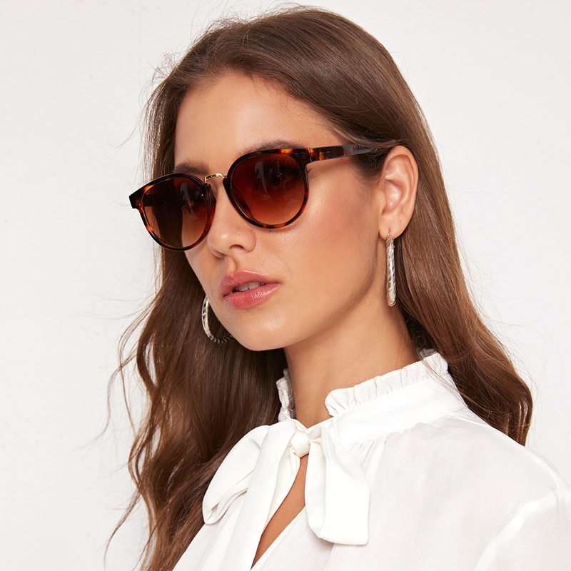 

Tortoiseshell Frame Flat Lens Sunglasses