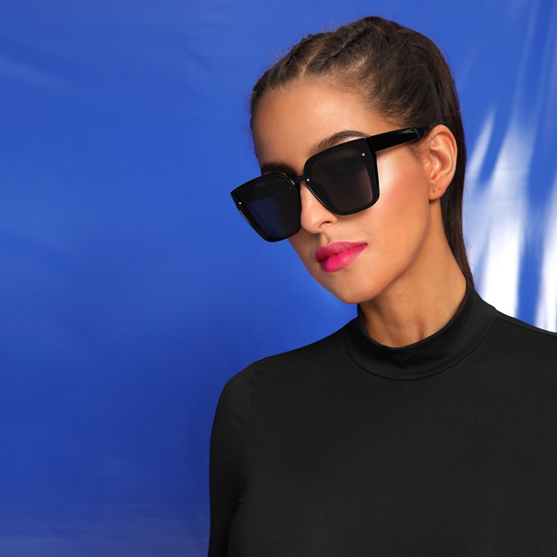 

Rivet Decor Flat Lens Sunglasses With Case