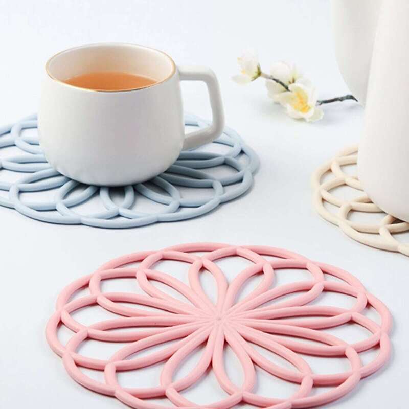 

Round Hollow Out Flower Placemat 1pc
