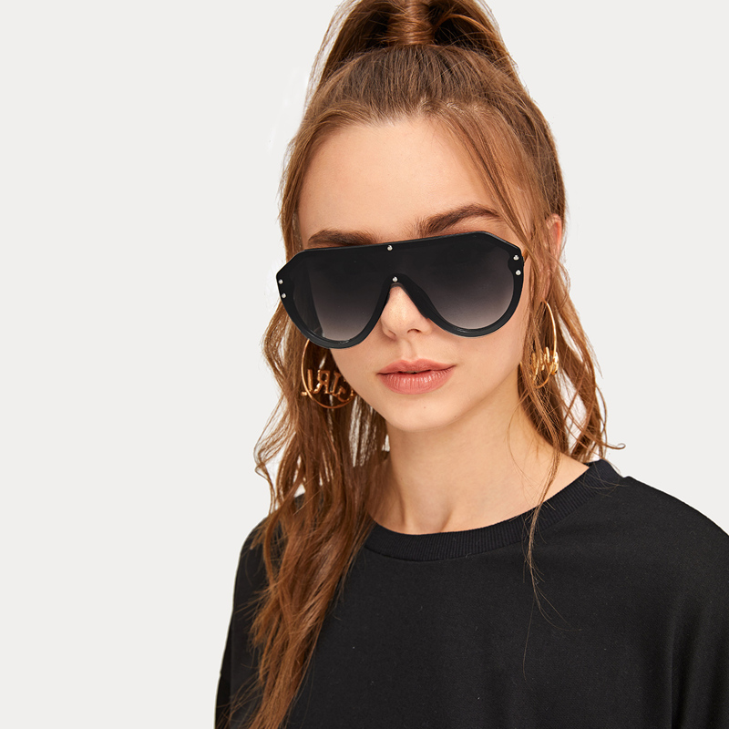 

Rivet Decor Flat Top Sunglasses With Case, Black