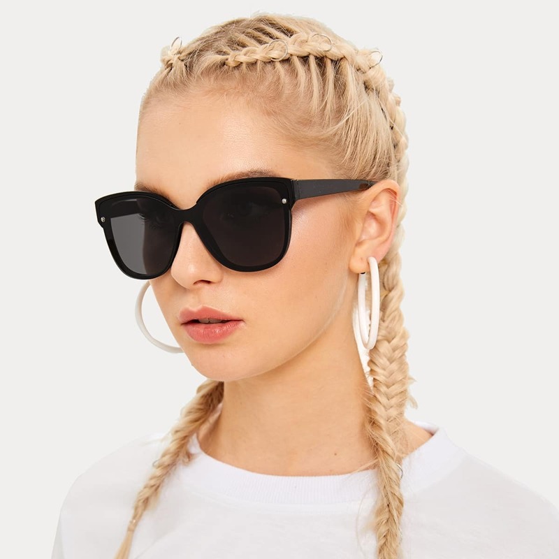 

Rivet Decor Flat Lens Sunglasses With Case