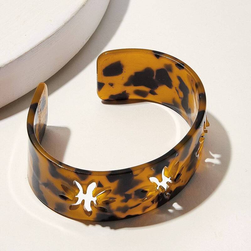 

Tortoiseshell Pattern Flower Engraved Wide Cuff Bracelet 1pc, Brown