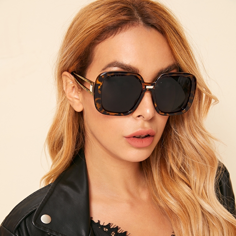 

Tortoiseshell Frame Flat Lens Sunglasses With Case, Black