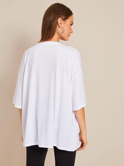 T-Shirt mit Drachen Muster und sehr tief angesetzter Schulterpartie