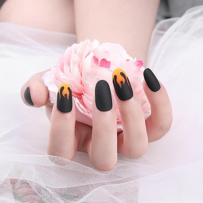 

24pcs Fire Pattern Fake Nails, Black