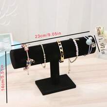 1个优雅的PU皮革手镯展示架，完美收纳和展示您最喜爱的手镯，是节日送礼、返校必备和时尚家居装饰的理想之选。这款别致实用的配饰将提升您的珠宝收藏，尤其适合圣诞节、感恩节、新年和情人节等庆祝活动。让您的配饰整齐有序、方便取用，同时为任何空间增添一丝精致感。无论是自用还是作为送给亲朋好友的贴心礼物，都是绝佳之选。立即提升您的珠宝收纳体验！