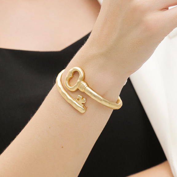 2pcs 1pc Couple Bracelets New Fashionable Vintage Heart Key Alloy Bangle Fits Men And Women Suitable For Dating Everyday Wear p 41666095