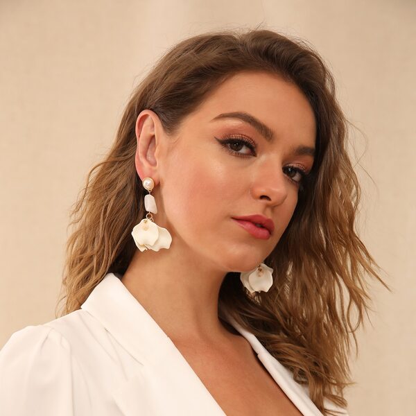 

1pair Faux Pearl Decor Petal Drop Earrings