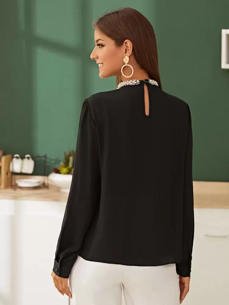 Blusa com Gola Alta Plissada Frontal e Contas de Pérolas, Manga Longa