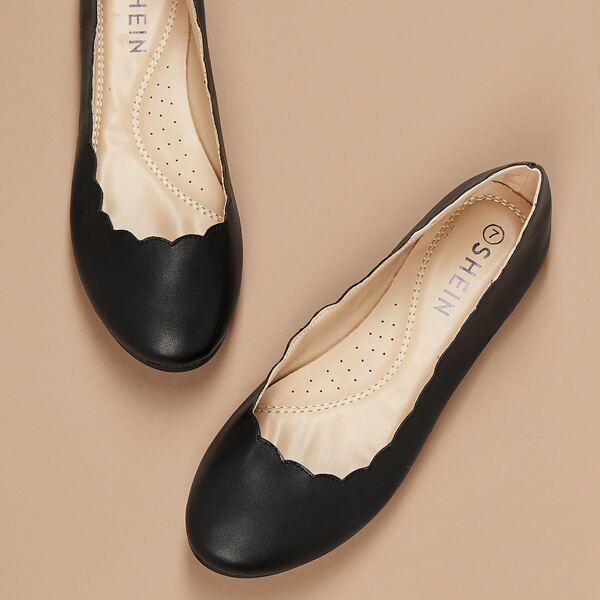 

Round Toe Scalloped Edge Ballerina Flats, Black