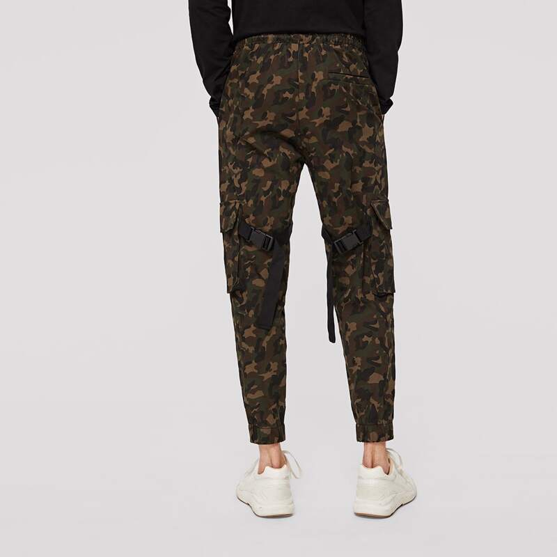 

Guys Buckle Strap Detail Camo Cargo Pants, Multicolor