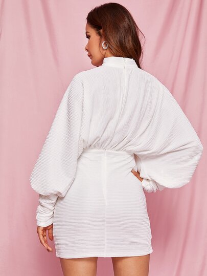 Robe moulante plissée avec découpe