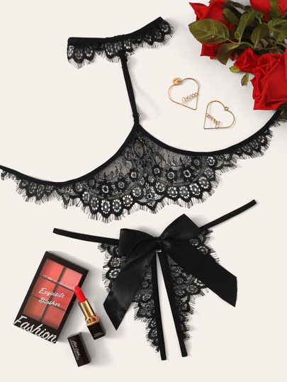 طقم ملابس داخلي دانتيل مزهر مع قلادة