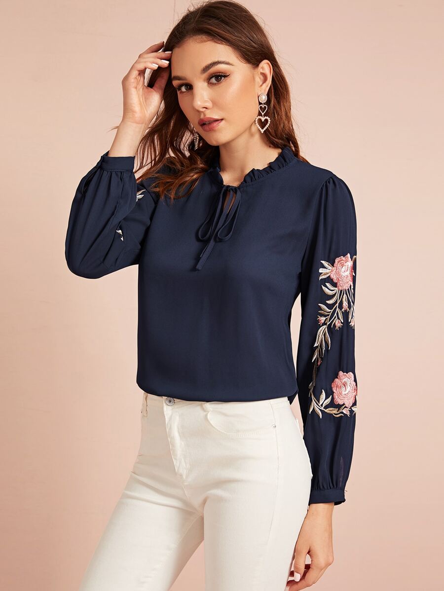 SHEIN 褶邊繫帶領刺繡植物上衣 - 藏蓝色 - 查看 1