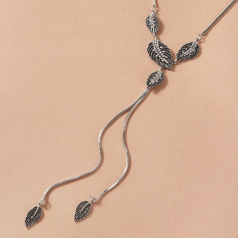 

1pc Rhinestone Decor Feather Charm Necklace, Silver
