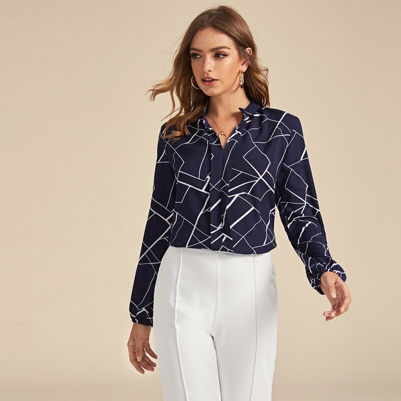 

Notched Geo Print Curved Hem Blouse, Navy blue