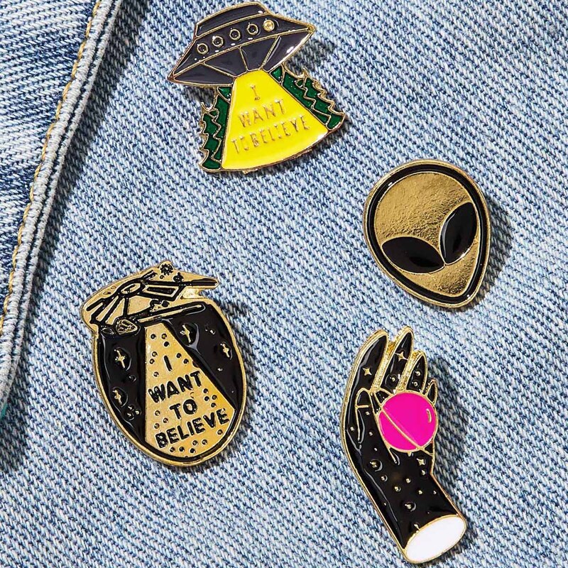 

4pcs Alien & Hand Brooch Set, Multicolor
